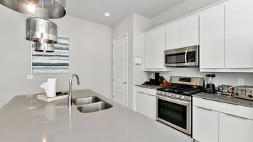 Kjøleskap, ovn, kokeplater og oppvaskmaskin