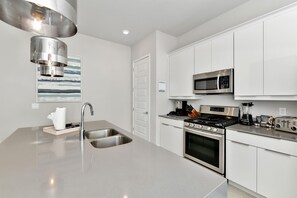 Réfrigérateur, four, plaque de cuisson, lave-vaisselle