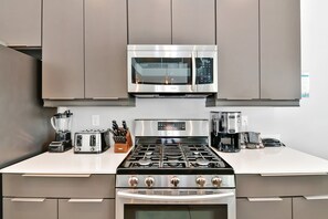 ثلاجة، ميكروويف، فرن، موقد طهي مسطح