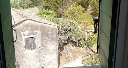 Traditional House with Loft (Michalis' House in Kouramades)