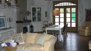 TV, caminetto, tavolo da calcetto, tavolo da ping pong