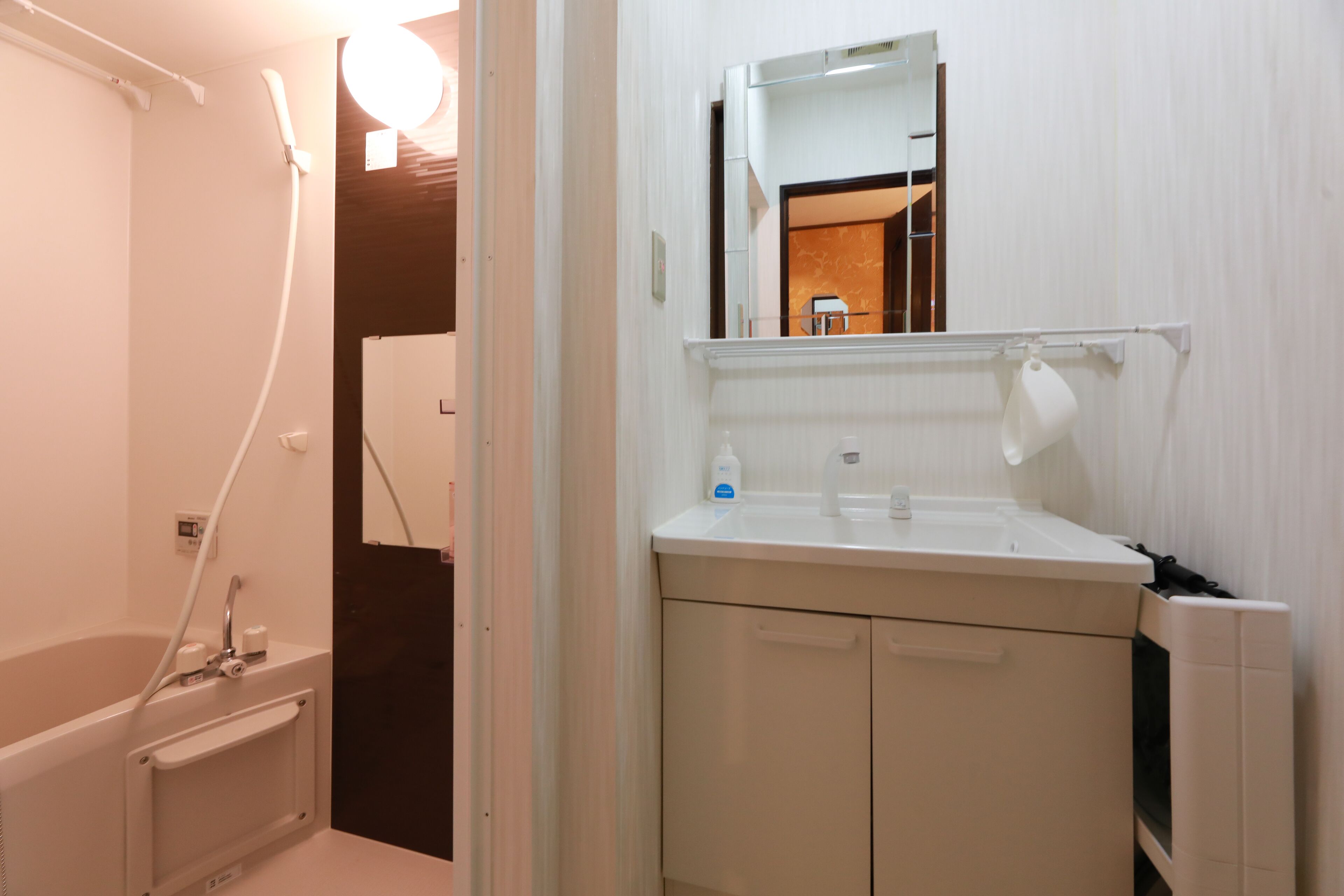 House | Bathroom | Free toiletries, hair dryer, slippers, towels