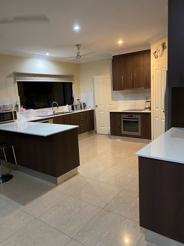 Réfrigérateur, micro-ondes, four, lave-vaisselle