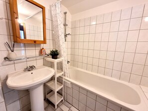 Ensemble douche/baignoire, sèche-cheveux, serviettes fournies, savon