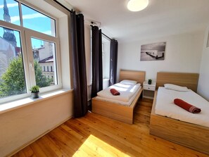 2 soverom, skrivebord, strykejern/-brett og wi-fi (inkludert)