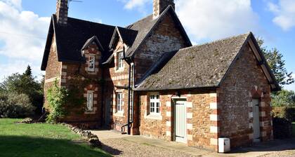 Pretty Northamptonshire cottage overlooking the Brampton Valley