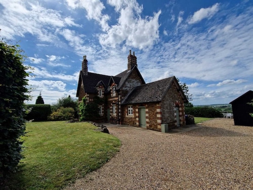 Pretty Northamptonshire cottage overlooking the Brampton Valley