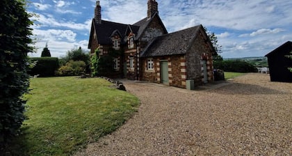 Pretty Northamptonshire cottage overlooking the Brampton Valley