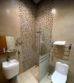 Douche, douche à « effet pluie », articles de toilette gratuits