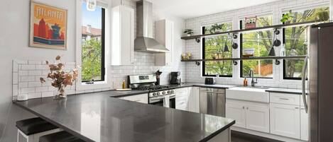 Réfrigérateur, micro-ondes, four, plaque de cuisson