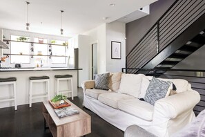 Televisión y oficina 