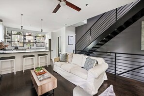 Televisión y oficina 