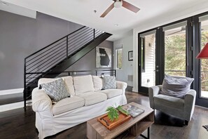 TV, offices - GA On My Mind by Minty Living (Atlanta)