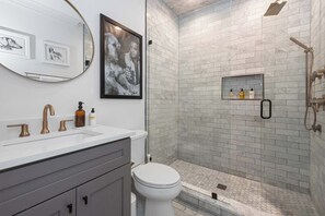 Regadera, secadora de cabello, toallas 