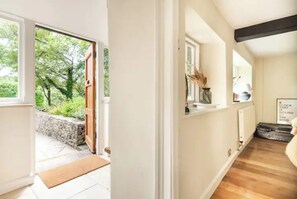 Interior - Architect Designed Cosy Cotswold Stone Cottage (Gloucestershire)