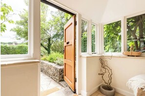 Interior - Architect Designed Cosy Cotswold Stone Cottage (Gloucestershire)