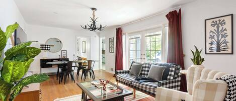 Una televisión, una oficina