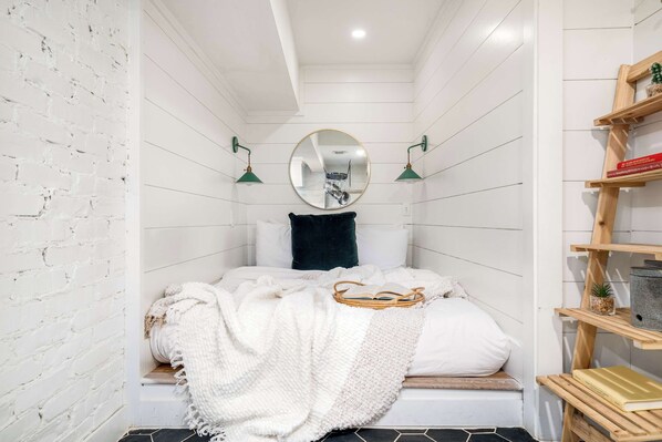 1 dormitorio, tabla de planchar con plancha, wifi y ropa de cama