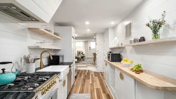 Køleskab, mikrobølgeovn, ovn, kogeplade