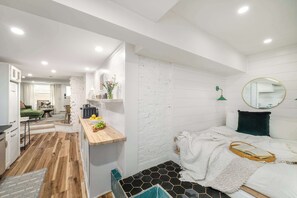 1 habitación, tabla de planchar con plancha, wifi y ropa de cama 