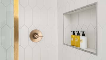 Doccia, asciugacapelli, asciugamani, shampoo