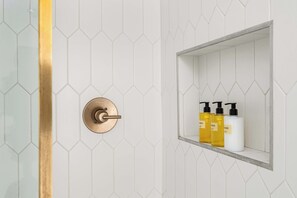 Dusche, Haartrockner, Handtücher, Shampoo