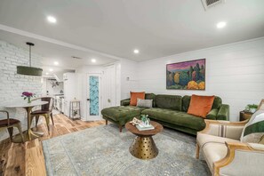 TV, offices - Woody's Place by Minty Living (Atlanta)