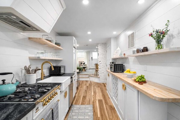 Fridge, microwave, oven, stovetop - Woody's Place by Minty Living (Atlanta)