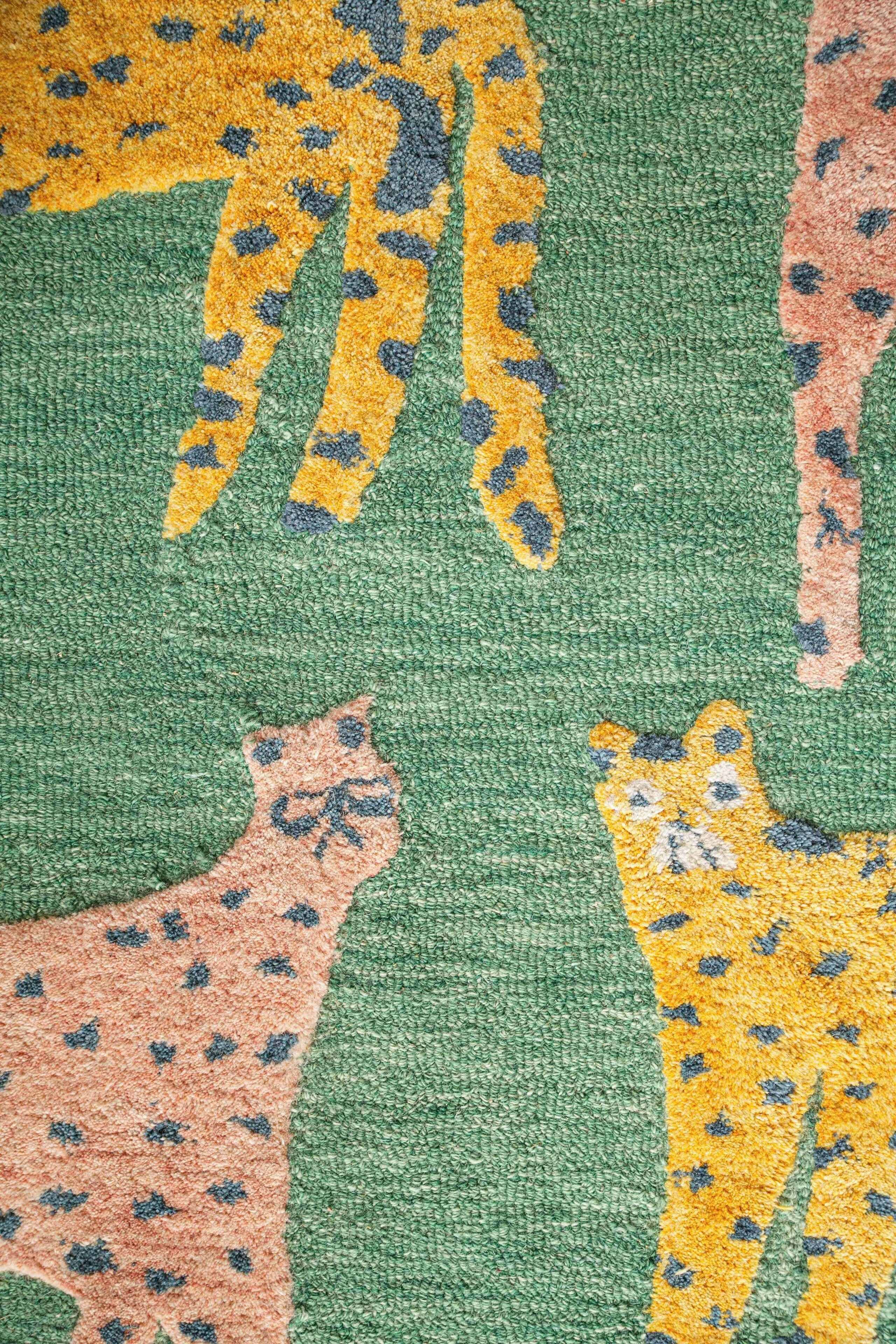 Un gros plan d’un tissu texturé orné de motifs animaliers abstraits.