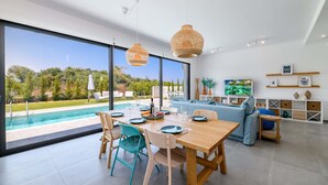 Villa, 3 habitaciones, alberca privada, vista a la alberca | Comedor