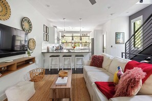 TV, offices - CA Dreaming by Minty Living (Atlanta)