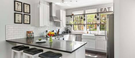 Refrigerador, microondas, horno, placa de cocina