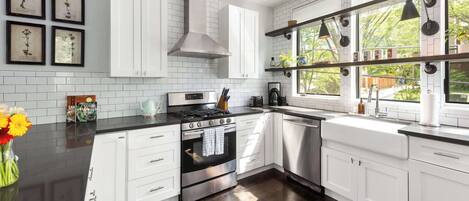 雪櫃、微波爐、焗爐、爐具