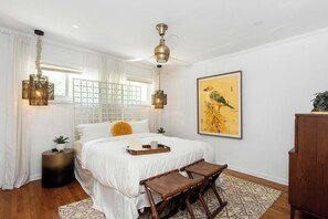 2 slaapkamers, een bureau, een strijkplank/strijkijzer, wifi