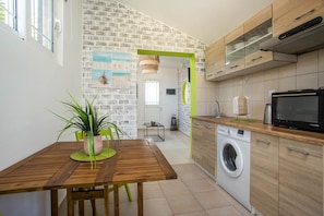 Fridge, oven, stovetop, coffee/tea maker