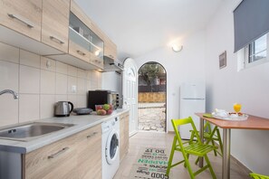 Fridge, oven, stovetop, coffee/tea maker