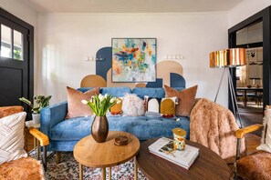 TV, fireplace, offices - Lush Lodge (Atlanta)