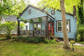Exterior detail - Lush Lodge (Atlanta)