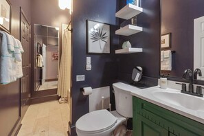 Baignoire, sèche-cheveux, serviettes fournies, shampoing