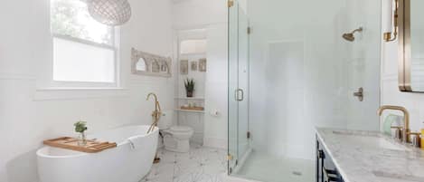 Douche, séchoir à cheveux, serviettes fournies, shampooing