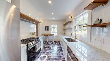 Een koelkast, een microgolfoven, een oven, een kookplaat