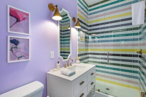 Douche, séchoir à cheveux, serviettes fournies
