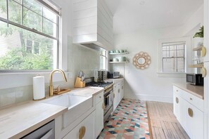 冷蔵庫、電子レンジ、オーブン、コンロ