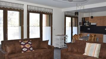 TV, fireplace