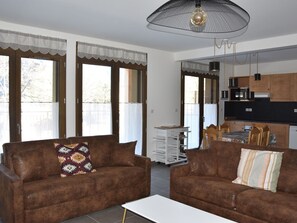 TV, fireplace - Beautiful 4-room apartment with large terrace in Pralognan-la-Vanoise (Pralognan-la-Vanoise)