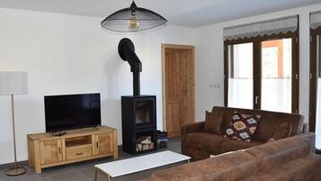 TV, fireplace