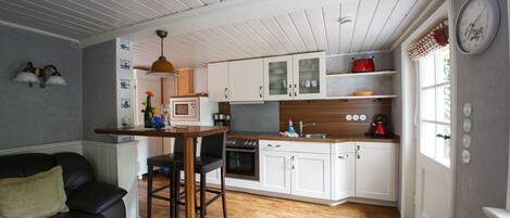 Réfrigérateur, four à micro-ondes, un four, surface de cuisson