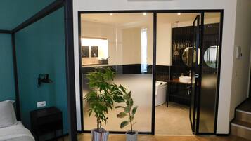 Suite Deluxe | Camas con efecto memoria y espacio para trabajar con laptop