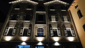 Fassade der Unterkunft – Abend/Nacht