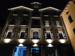 Fachada de la propiedad por la tarde o noche